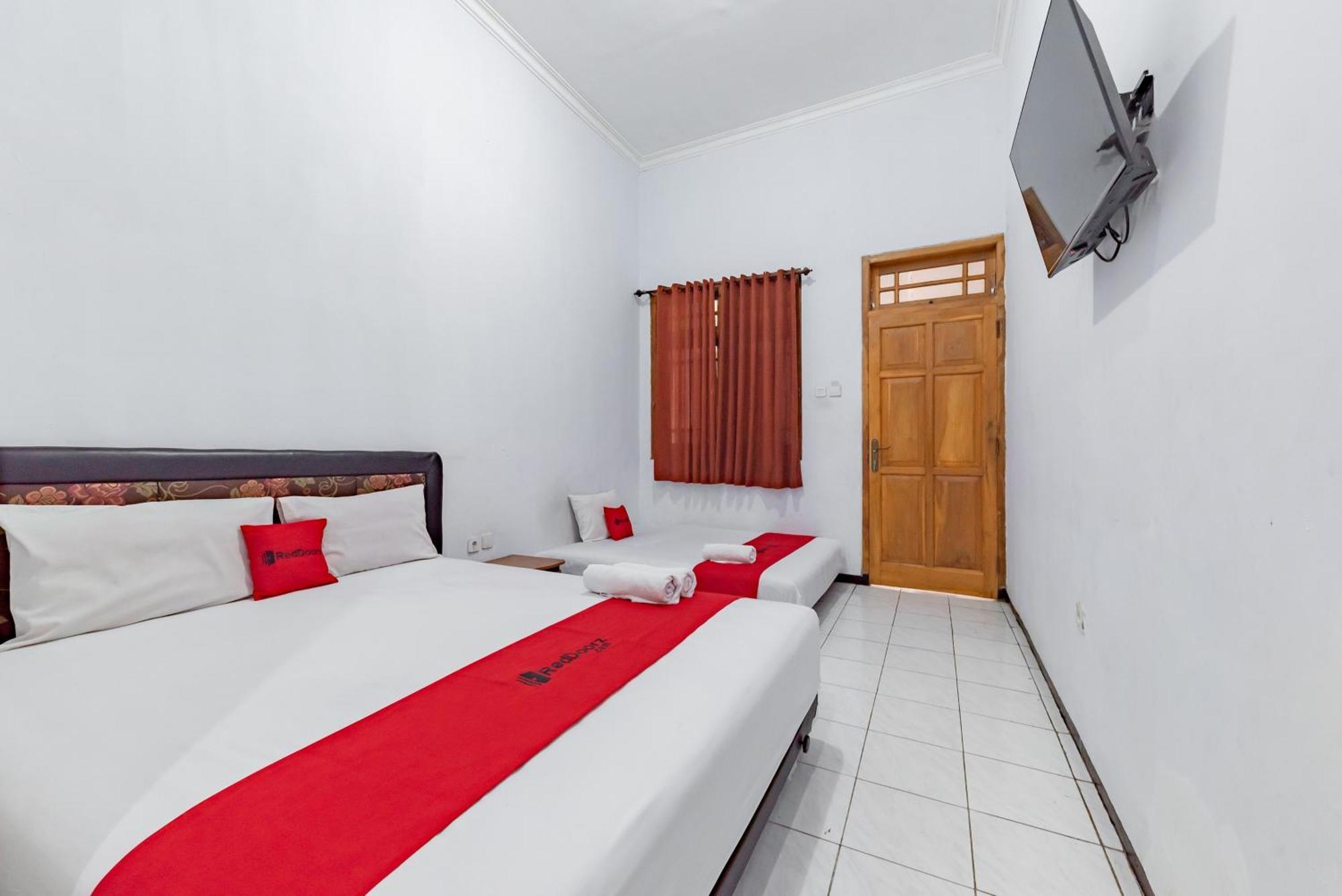 Reddoorz At Ciliwung Guest House Syariah Malang Exterior foto