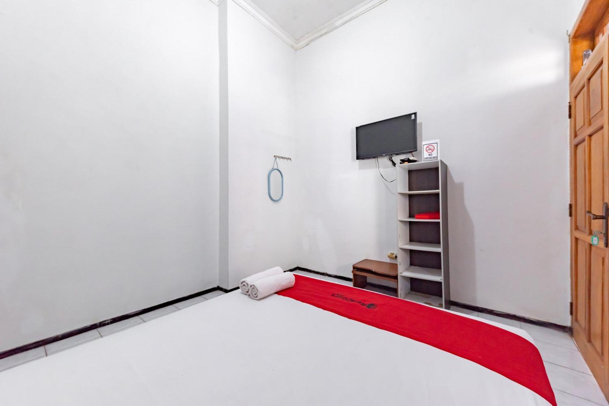 Reddoorz At Ciliwung Guest House Syariah Malang Exterior foto